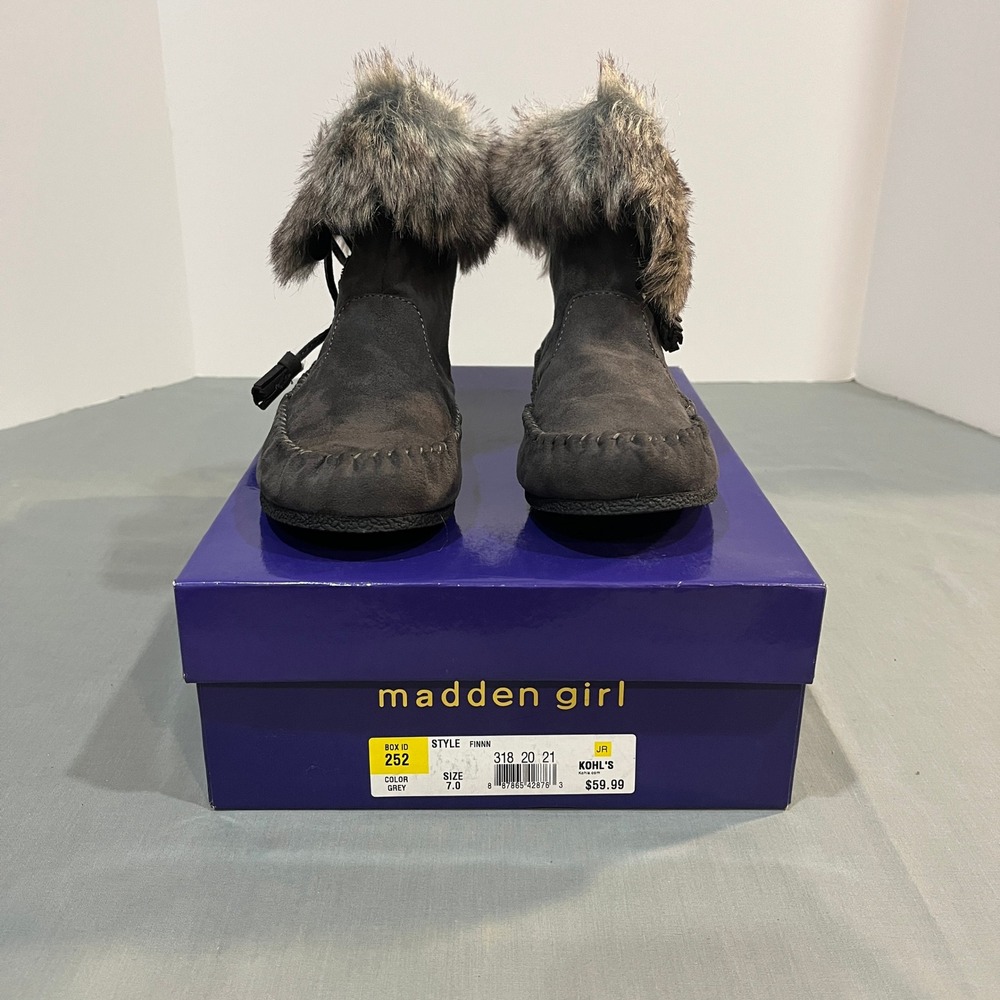 Madden Girl Finnn Boots Womens 7 Grey Faux Fur Trim Moccasin Tassel Ankle Boots